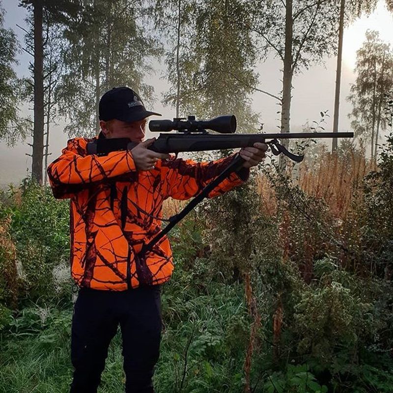 Skjutstöd och vapenrem i ett